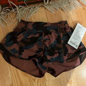 Lululemon Hotty Hottie Sz 4 Nwt Burgundy Camo 2.5”